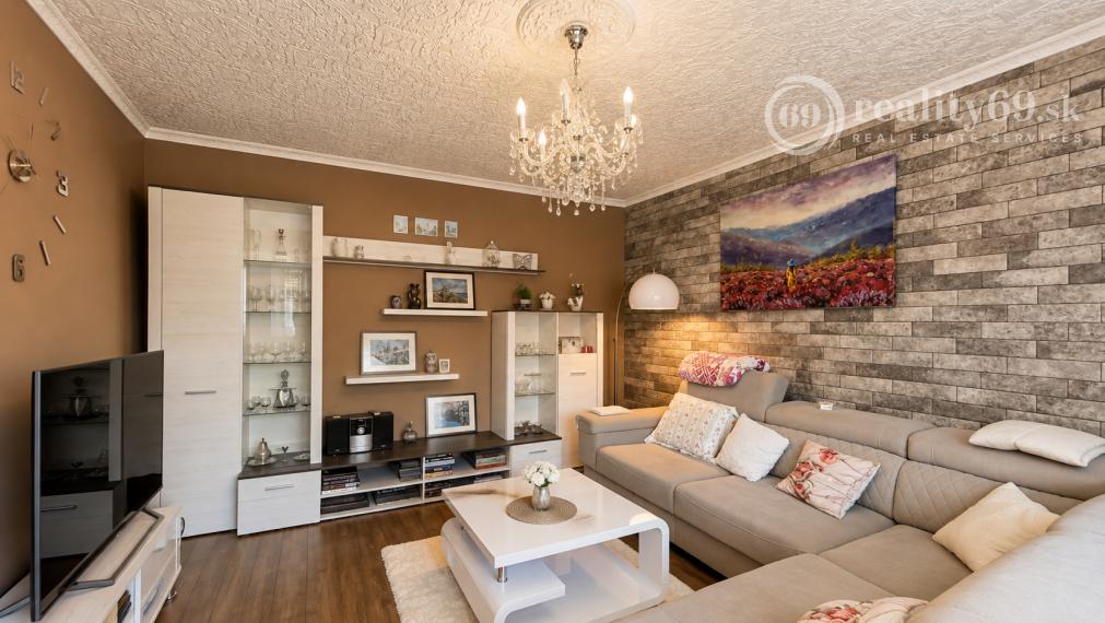 MAĎARSKO - SZUHOGY  4 IZBOVÝ RD 110 M2, POZEMOK 1410 M2