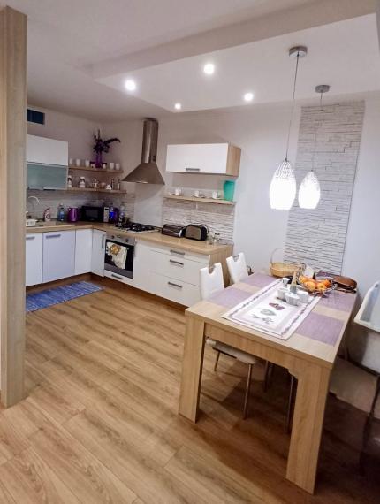 KPT. NÁLEPKU - ŠIRŠIE CENTRUM MESTA. - 3 IZBOVÝ ZARIADENÝ BYT 70 M2