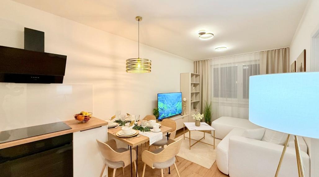 JUH - PRI AUPARKU KRIVÁ - 2 IZBOVÝ BYT KOMPLETNE ZARIADENÝ.