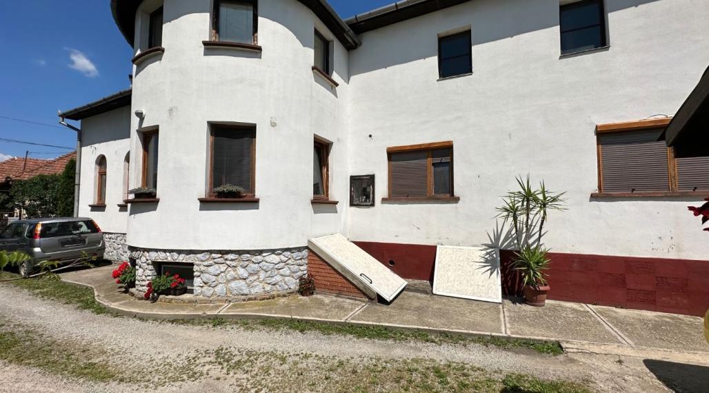 MAĎARSKO - SZENDRO PEKNÝ 5 IZBOVÝ RODINNÝ DOM S 2 BYTOVÝMI JEDNOTKAMI, S TERASOU A GARÁŽOU