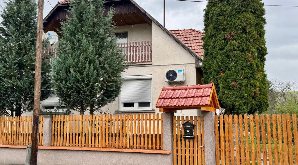 MAĎARSKO - MÁRTONYI - PEKNÝ 4 IZBOVÝ RD V KRÁSNEJ LOKALITE BLÍZKO JAZERA RAKACA.