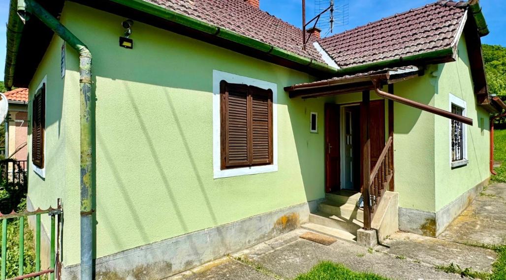 MAĎARSKO - TERESZTENYE  2 IZBOVÝ  RODINNÝ DOM S LETNOU KUCHYŇOU NA POZEMKU 2552 M2