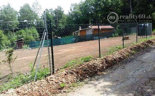 KRÁSNOHORSKÁ DLHÁ LÚKA - 761 M2 V CHATÁRSKEJ LOKALITE  PRI JASKYNI.