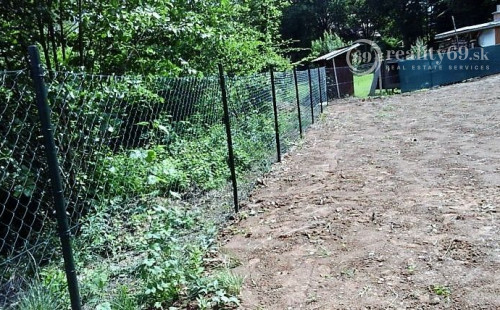 KRÁSNOHORSKÁ DLHÁ LÚKA - 761 M2 V CHATÁRSKEJ LOKALITE  PRI JASKYNI.