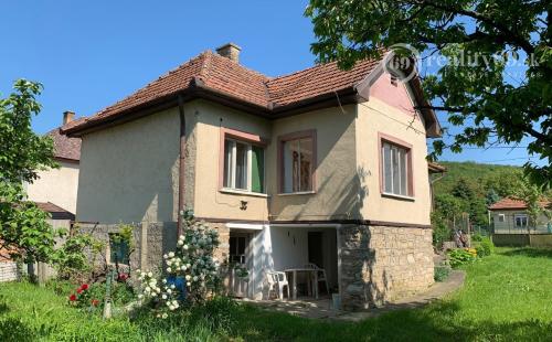 REZERVOVANÉ - MAĎARSKO - PERKUPA VEĽKÝ 3 IZBOVÝ DOM, PEKNÝ POZEMOK.