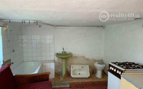 REZERVOVANÉ - MAĎARSKO - PERKUPA VEĽKÝ 3 IZBOVÝ DOM, PEKNÝ POZEMOK.