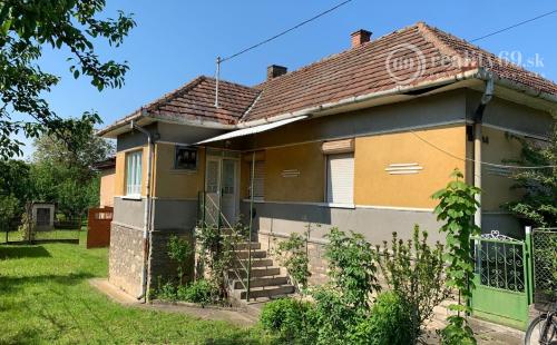 REZERVOVANÉ - MAĎARSKO - PERKUPA VEĽKÝ 3 IZBOVÝ DOM SUPER STAV, UPRAVENÝ POZEMOK.