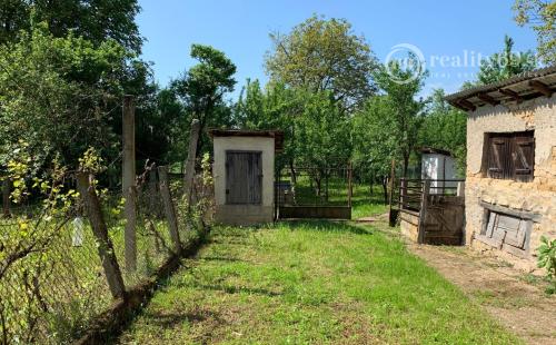 REZERVOVANÉ - MAĎARSKO - PERKUPA VEĽKÝ 3 IZBOVÝ DOM SUPER STAV, UPRAVENÝ POZEMOK.