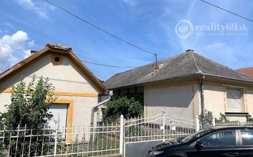 MAĎARSKO - PERKUPA 2 DOMY NA POZEMKU V CENTRE OBCE TOP STAV.