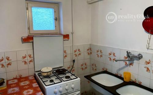 MAĎARSKO - PERKUPA 2 DOMY NA POZEMKU V CENTRE OBCE TOP STAV.