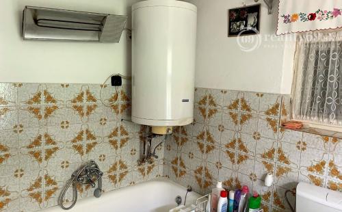 MAĎARSKO - PERKUPA 2 DOMY NA POZEMKU V CENTRE OBCE TOP STAV.