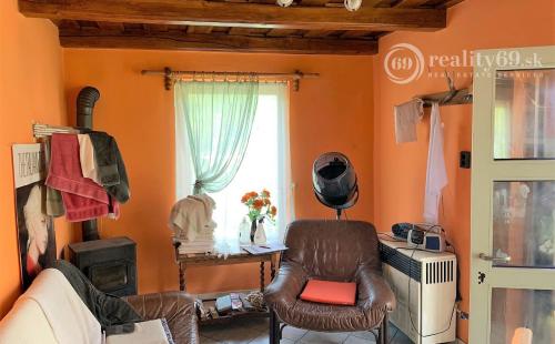 MAĎARSKO - PERKUPA 2 DOMY NA POZEMKU V CENTRE OBCE TOP STAV.