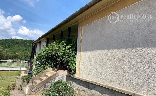 MAĎARSKO - PERKUPA 2 DOMY NA POZEMKU V CENTRE OBCE TOP STAV.