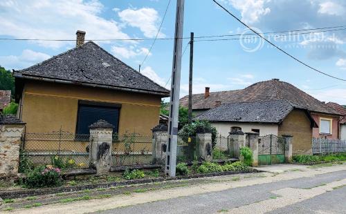 MAĎARSKO - ALSÓTELEKES RODINNÝ DOM  S HOSPODÁRSKOU BUDOVOU, GARÁŽ, VÍNNA PIVNICA, POZEMOK 2000 M2.