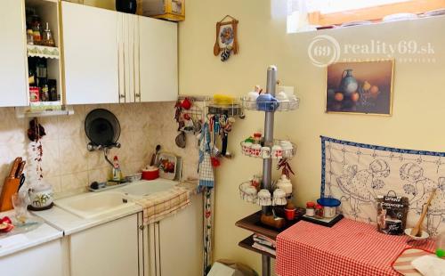 MAĎARSKO - ALSÓTELEKES RODINNÝ DOM  S HOSPODÁRSKOU BUDOVOU, GARÁŽ, VÍNNA PIVNICA, POZEMOK 2000 M2.