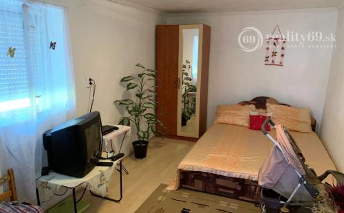 MAĎARSKO - FONY GAZDOVSKÝ  4 IZBOVÝ RD S VEĽKÝM DVOROM A OVOCNOU ZÁHRADOU