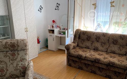 MAĎARSKO - FONY GAZDOVSKÝ  4 IZBOVÝ RD S VEĽKÝM DVOROM A OVOCNOU ZÁHRADOU