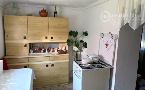 MAĎARSKO - FONY GAZDOVSKÝ  4 IZBOVÝ RD S VEĽKÝM DVOROM A OVOCNOU ZÁHRADOU