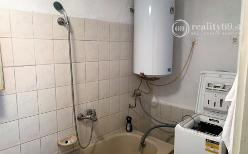 MAĎARSKO - FONY GAZDOVSKÝ  4 IZBOVÝ RD S VEĽKÝM DVOROM A OVOCNOU ZÁHRADOU