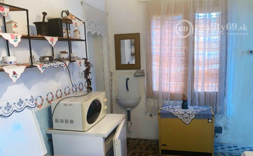 MAĎARSKO - SZUHOGY 3 IZBOVÝ RD S HALOU, GARÁŽ, POZEMOK 800 M2