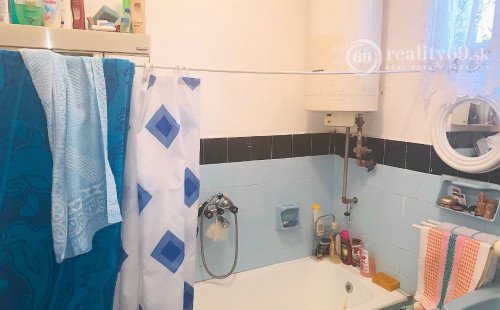 MAĎARSKO - SZUHOGY 3 IZBOVÝ RD S HALOU, GARÁŽ, POZEMOK 800 M2