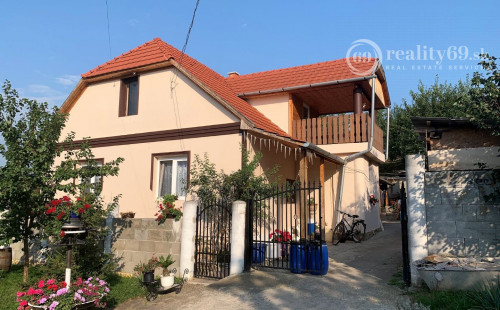 MAĎARSKO - GONC 4 IZBOVÝ ZATEPLENÝ RD S VEĽKOU KUCHYŇOU, 2x GARÁŽ, POZEMOK 1100 M2