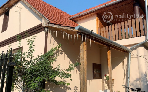 MAĎARSKO - GONC 4 IZBOVÝ ZATEPLENÝ RD S VEĽKOU KUCHYŇOU, 2x GARÁŽ, POZEMOK 1100 M2