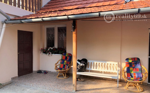 MAĎARSKO - GONC 4 IZBOVÝ ZATEPLENÝ RD S VEĽKOU KUCHYŇOU, 2x GARÁŽ, POZEMOK 1100 M2