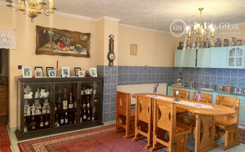 MAĎARSKO - GONC 4 IZBOVÝ ZATEPLENÝ RD S VEĽKOU KUCHYŇOU, 2x GARÁŽ, POZEMOK 1100 M2