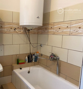 MAĎARSKO - GONC 4 IZBOVÝ ZATEPLENÝ RD S VEĽKOU KUCHYŇOU, 2x GARÁŽ, POZEMOK 1100 M2