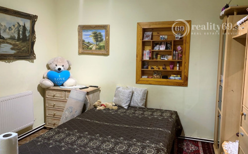 MAĎARSKO - GONC 4 IZBOVÝ ZATEPLENÝ RD S VEĽKOU KUCHYŇOU, 2x GARÁŽ, POZEMOK 1100 M2