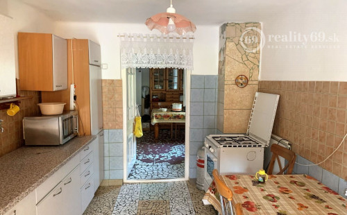 MAĎARSKO - GONC 4 IZBOVÝ ZATEPLENÝ RD S VEĽKOU KUCHYŇOU, 2x GARÁŽ, POZEMOK 1100 M2