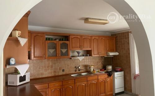 MAĎARSKO - SZOGLIGET 5 IZBOVÝ PRIESTRANNÝ RD , POZEMOK 1000 M2