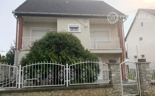 MAĎARSKO - SZOGLIGET 5 IZBOVÝ PRIESTRANNÝ RD , POZEMOK 1000 M2