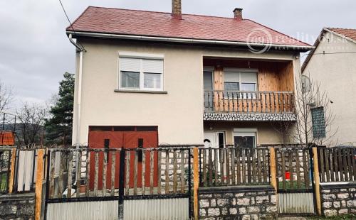 MAĎARSKO - SZOGLIGET 4 IZBOVÝ RODINNÝ DOM PO REKONŠTRUKCII S GARÁŽOU