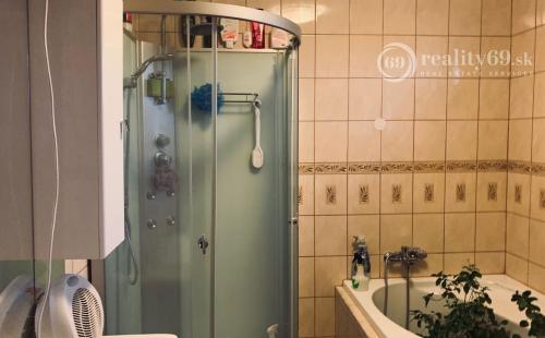 MAĎARSKO - SZOGLIGET 4 IZBOVÝ RODINNÝ DOM PO REKONŠTRUKCII S GARÁŽOU