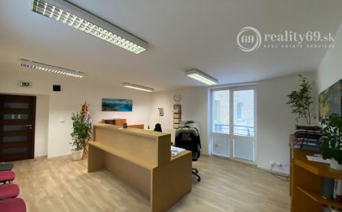 STARÉ MESTO -  PEKNÁ KANCELÁRIA S KUCHYNKOU, SKLADOM A WC.