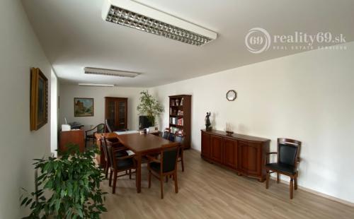 STARÉ MESTO -  PEKNÁ KANCELÁRIA S KUCHYNKOU, SKLADOM A WC.