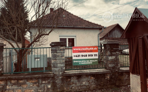 MAĎARSKO - PERKUPA 2 IZBOVÝ RODINNÝ DOM  S VEĽKOU ZÁHRADOU + 2 DOMY NA POZEMKU.