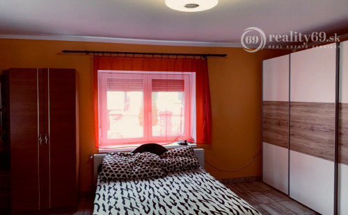 MAĎARSKO - PERKUPA 2 IZBOVÝ RODINNÝ DOM  S VEĽKOU ZÁHRADOU + 2 DOMY NA POZEMKU.