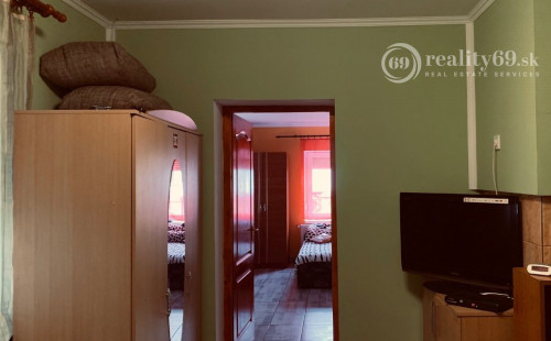 MAĎARSKO - PERKUPA 2 IZBOVÝ RODINNÝ DOM  S VEĽKOU ZÁHRADOU + 2 DOMY NA POZEMKU.