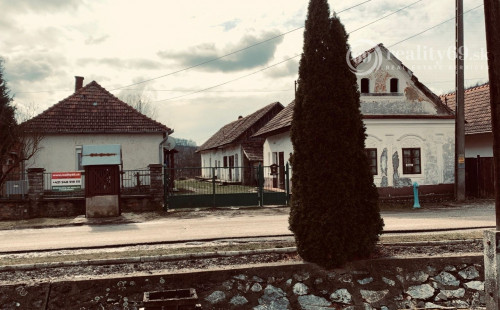 MAĎARSKO - PERKUPA 2 IZBOVÝ RODINNÝ DOM  S VEĽKOU ZÁHRADOU + 2 DOMY NA POZEMKU.
