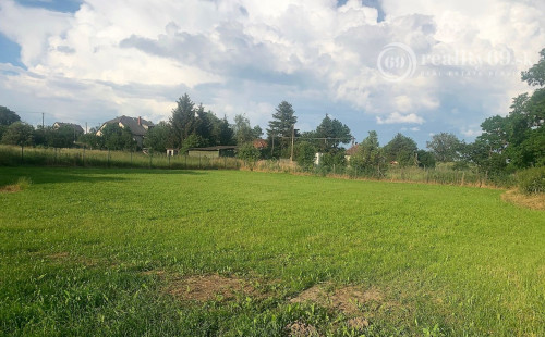 MAĎARSKO -  ZA OBCOU BUZICA PEKNÝ STAVEBNÝ POZEMOK 2.000 M2, IS PRI POZEMKU.