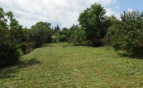 MAĎARSKO - GONCRUSZKA STAVEBNÝ POZEMOK 1.586 M2 S  IS A STUDŇOU.