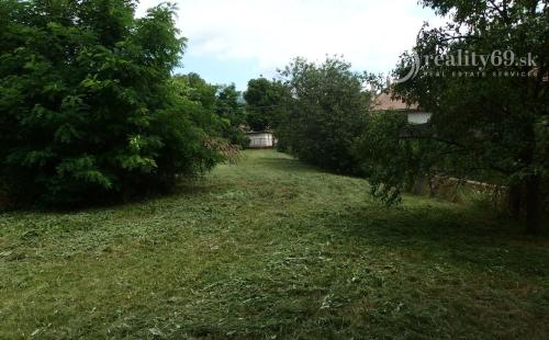 MAĎARSKO - GONCRUSZKA STAVEBNÝ POZEMOK 1.586 M2 S  IS A STUDŇOU.