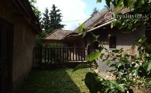 MAĎARSKO - GONCRUSZKA STAVEBNÝ POZEMOK 1.586 M2 S  IS A STUDŇOU.