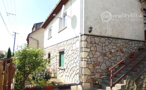 MAĎARSKO - HIDASNÉMETI -  KVALITNÝ 4 IZBOVÝ PODPIVNIČENÝ RODINNÝ DOM, GARÁŽ, ZÁHRADA