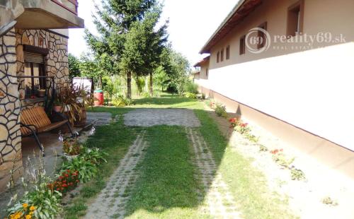 MAĎARSKO - HIDASNÉMETI -  KVALITNÝ 4 IZBOVÝ PODPIVNIČENÝ RODINNÝ DOM, GARÁŽ, ZÁHRADA