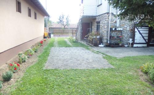 MAĎARSKO - HIDASNÉMETI -  KVALITNÝ 4 IZBOVÝ PODPIVNIČENÝ RODINNÝ DOM, GARÁŽ, ZÁHRADA