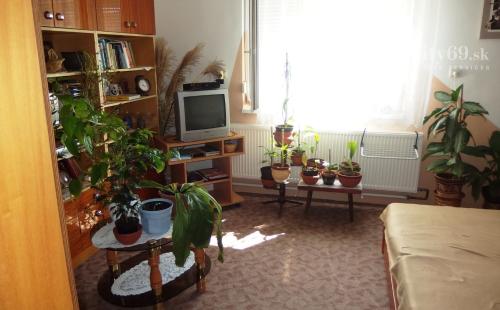 MAĎARSKO - HIDASNÉMETI -  KVALITNÝ 4 IZBOVÝ PODPIVNIČENÝ RODINNÝ DOM, GARÁŽ, ZÁHRADA